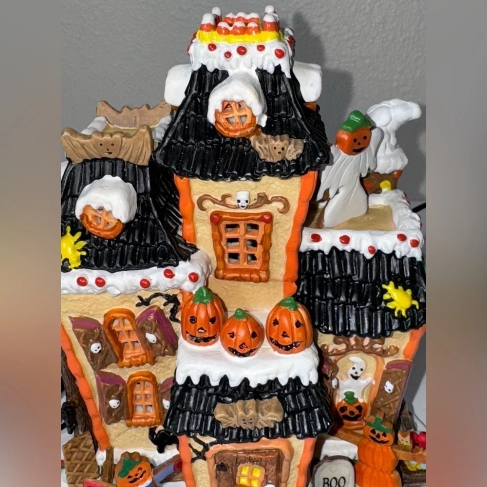 Lemax Not-So-Nice Manor Halloween Village porcelain Lighted House Spooky Town